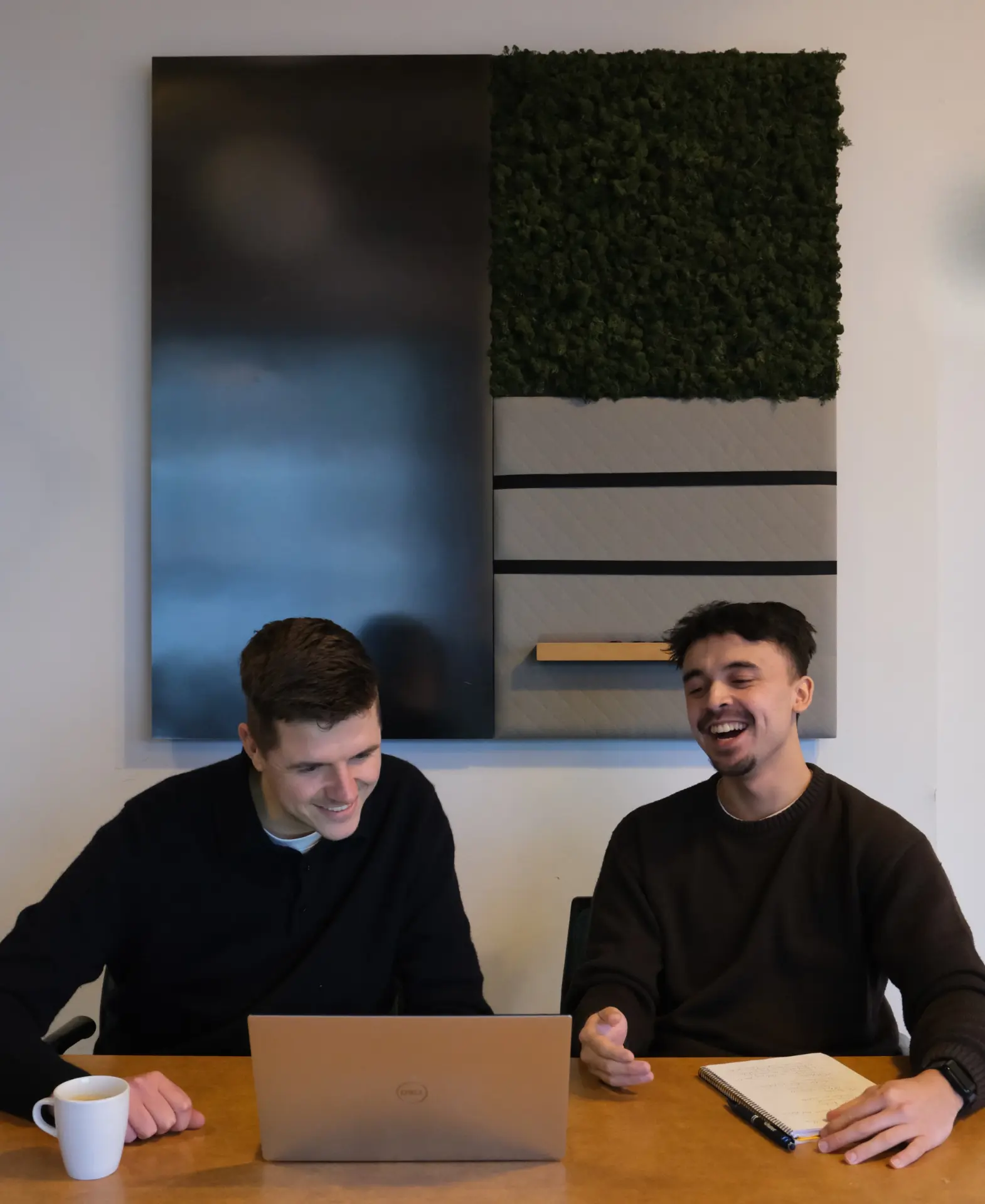 Bart en Didiet van druc bespreken samen teksten en websites aan tafel in Nijmegen