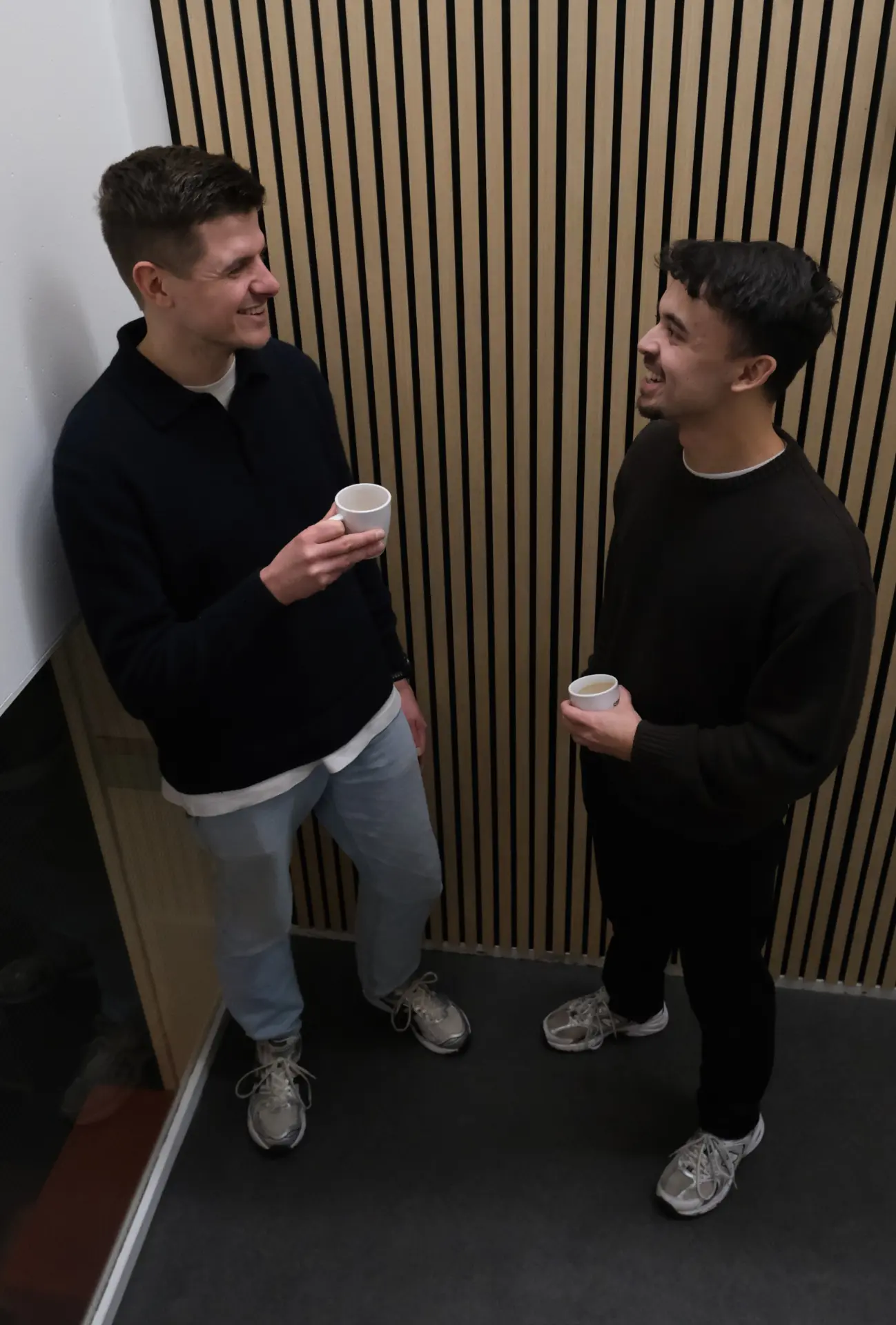 Bart en Didiet lachend in gesprek met een kop koffie op kantoor van druc